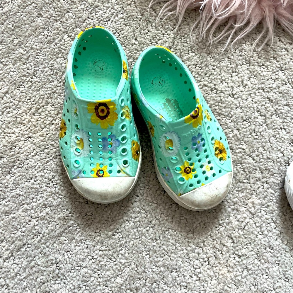 Native toddlers slip-ons with flowers size 6C
